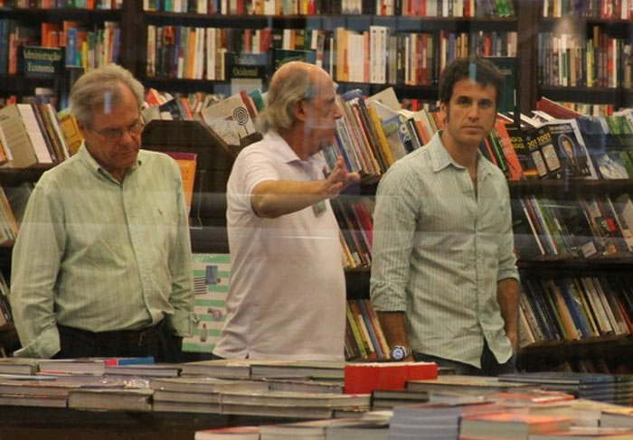 Eriberto Leão confere novidades em livraria