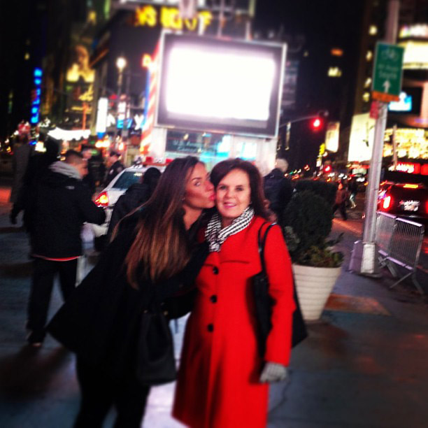 De férias, Nicole Bahls posa na Times Square com a mãe