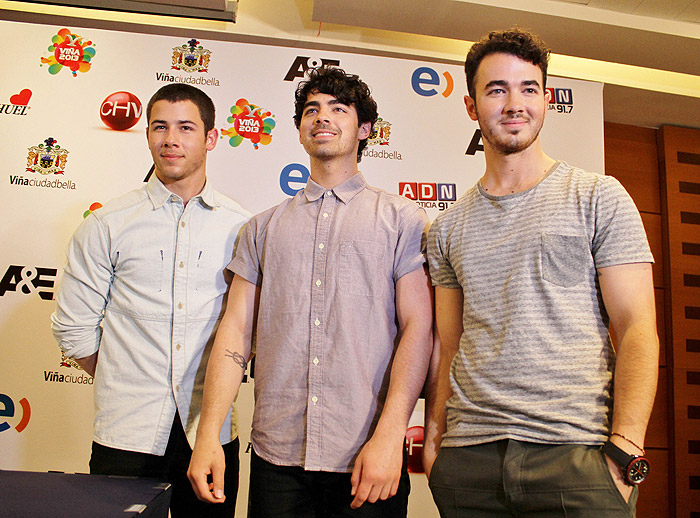 Jonas Brothers chegam ao Chile para se apresentarem no festival Vina del Mar