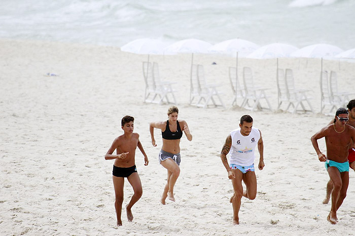 Priscila Fantin faz treino pela manhã na praia