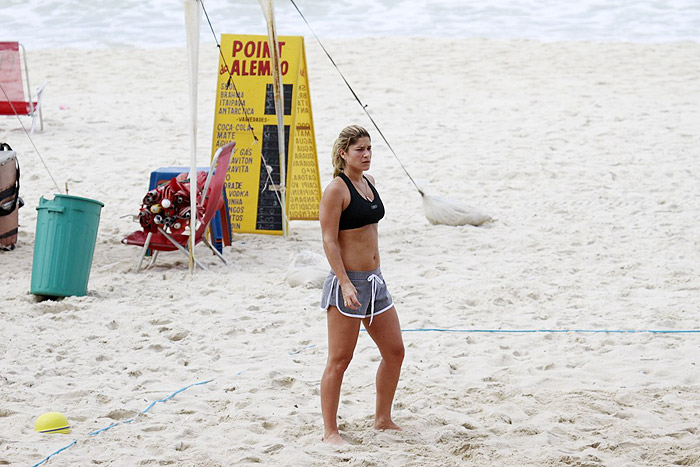 Priscila Fantin faz treino pela manhã na praia