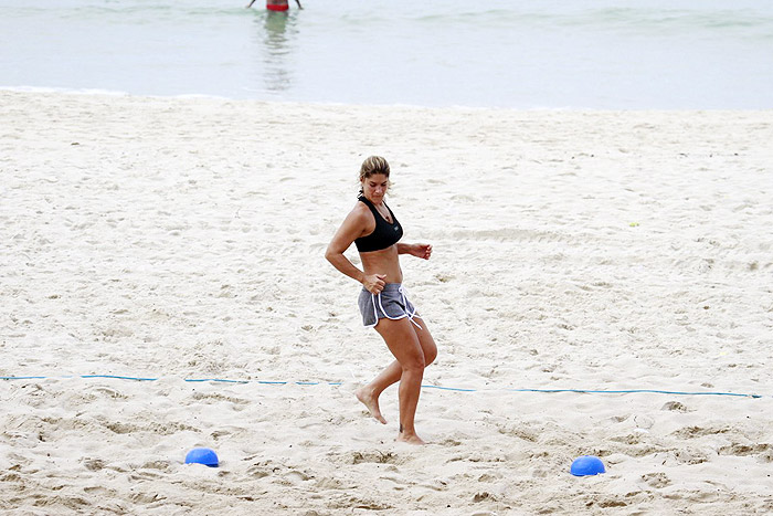 Priscila Fantin faz treino pela manhã na praia