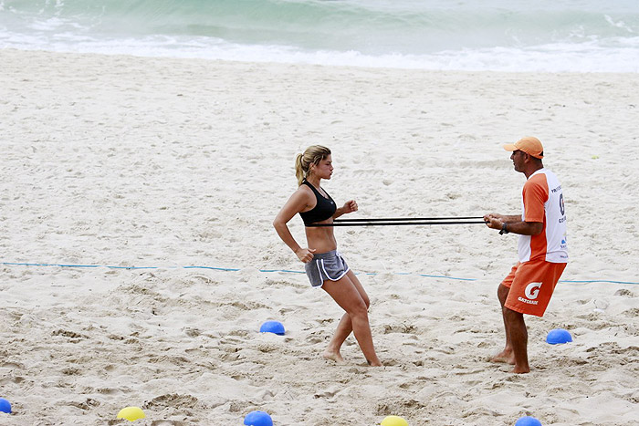 Priscila Fantin exibe o corpo sequinho em treino de futevôlei