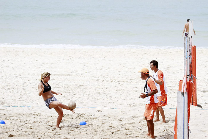 Priscila Fantin faz treino pela manhã na praia