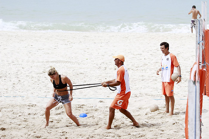 Priscila Fantin faz treino pela manhã na praia