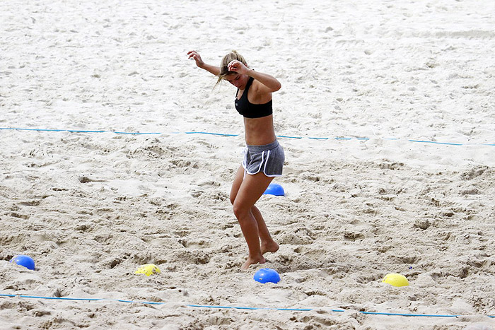 Priscila Fantin faz treino pela manhã na praia