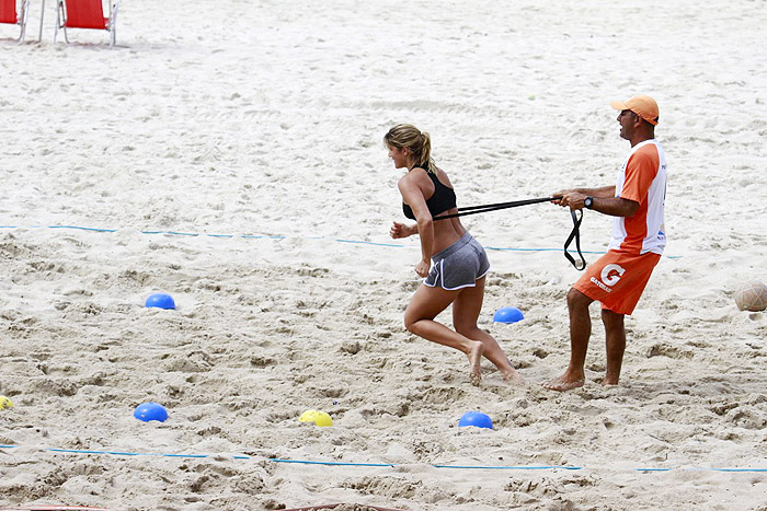 Priscila Fantin faz treino pela manhã na praia