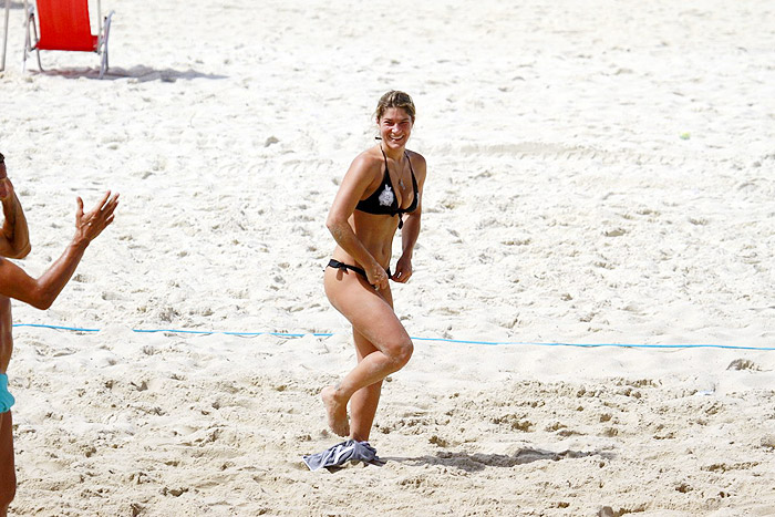 Priscila Fantin faz treino pela manhã na praia