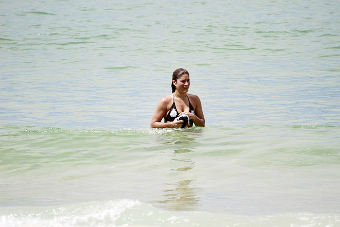 Priscila Fantin faz treino pela manhã na praia