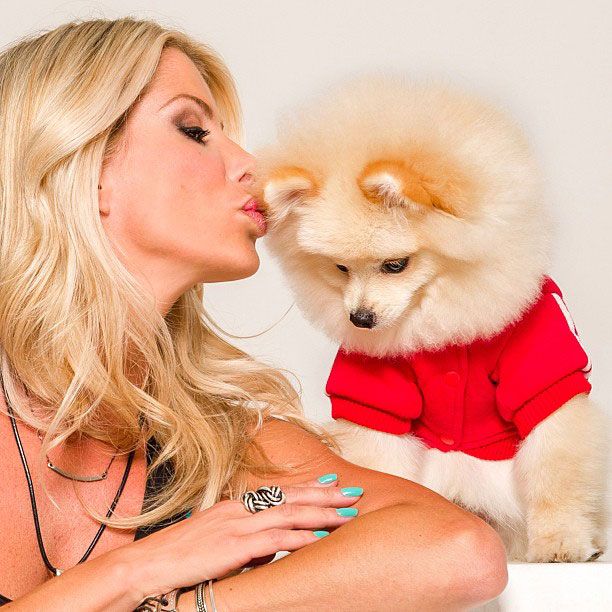 Karina Bacchi faz pose e dá beijo em seu cachorrinho
