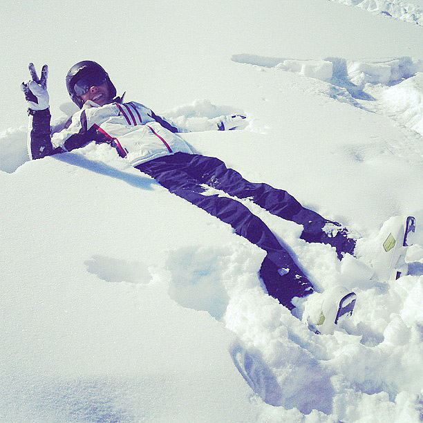 De férias em estação de esqui, Adriane Galisteu faz anjinho na neve