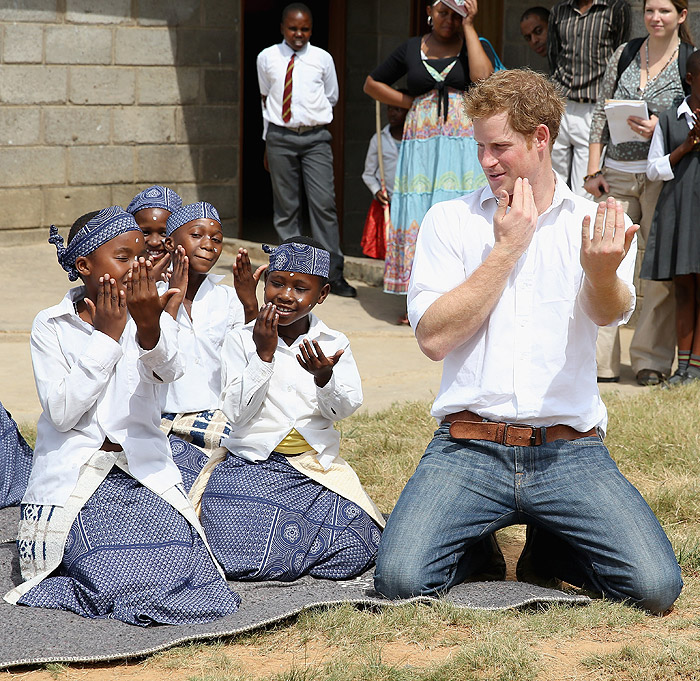 Príncipe Harry cozinha, dança e ensina crianças surdas em Lesoto
