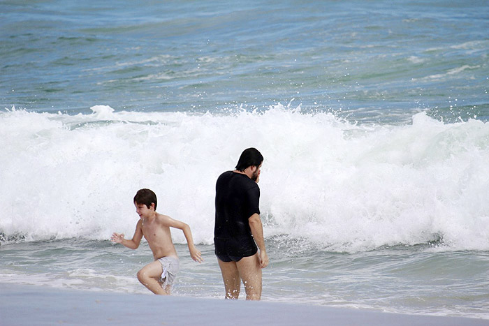 Murilo Benício se diverte com o filho em tarde na praia