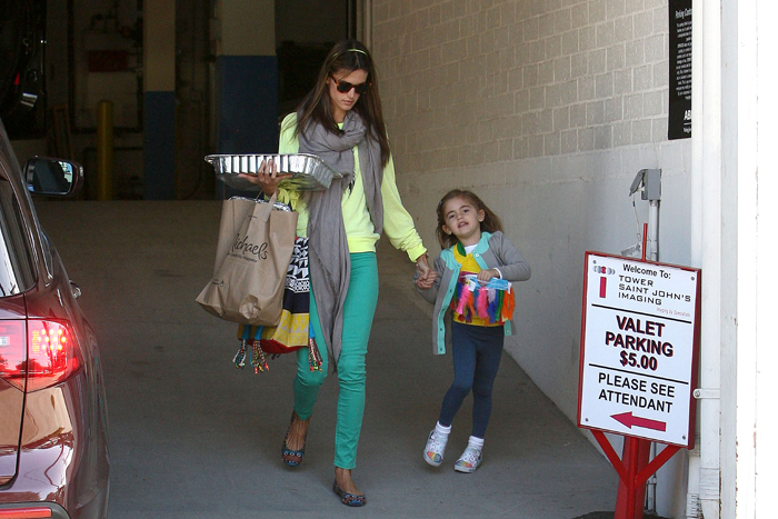 Alessandra Ambrósio chega à escola da filha toda carregada