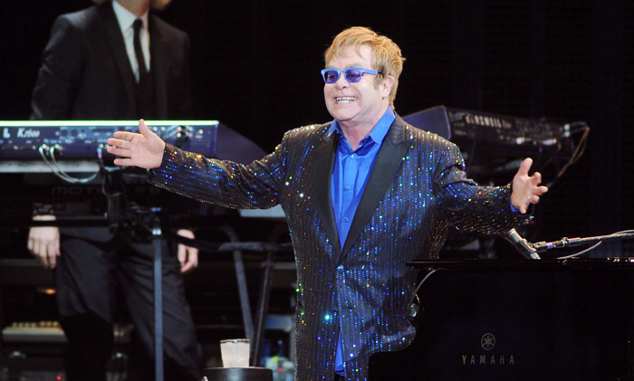 Elton John esbanja simpatia em show em São Paulo