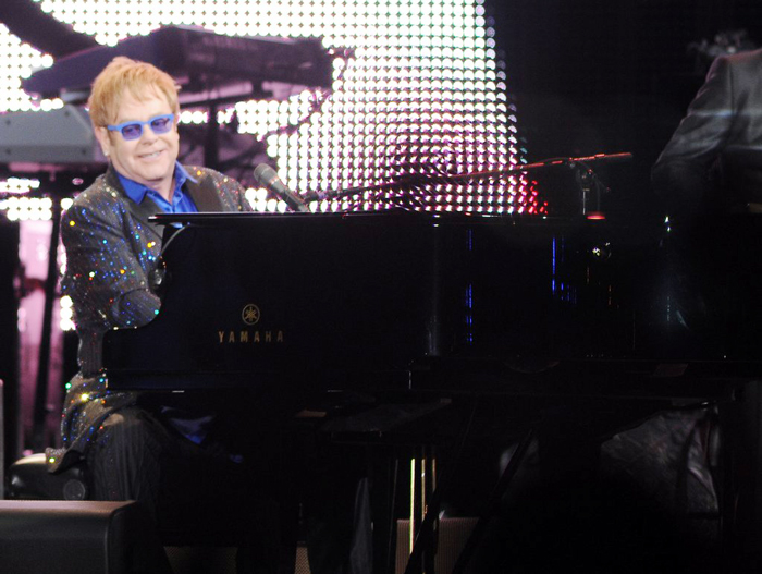 Elton John se apresenta no Jockey Club, em São Paulo