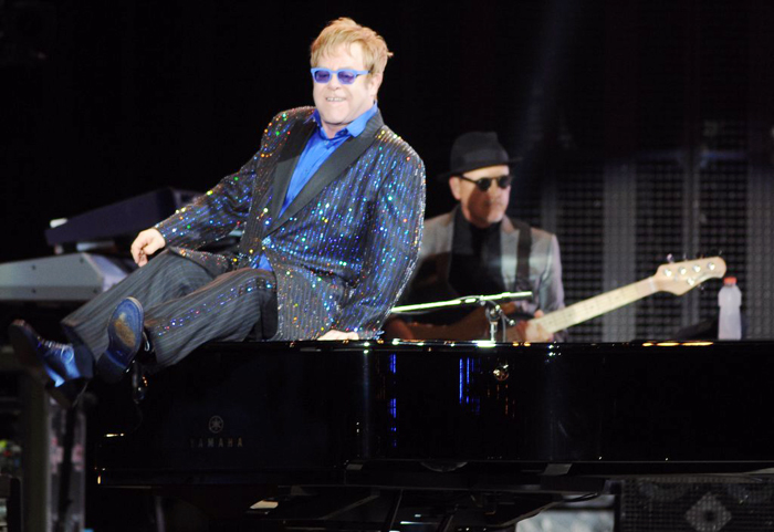 Elton John, com sua habitual irreverência