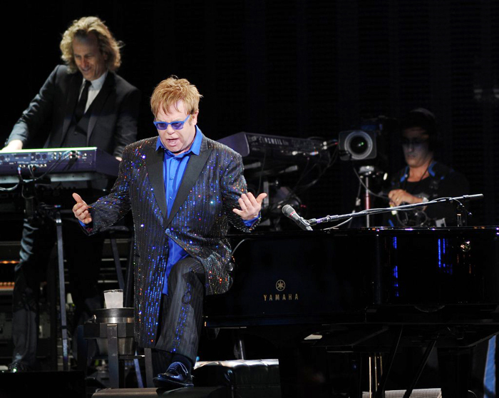 Elton John em performance no Jockey Club em São Paulo
