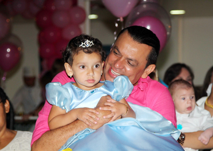 Frank Aguiar comemora o aniversário da filha, Valentina