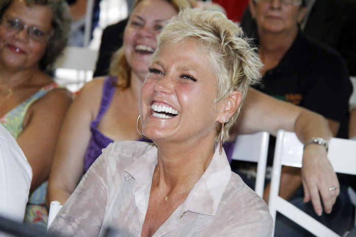 Xuxa participa de inauguração de escola profissionalizante em sua fundação