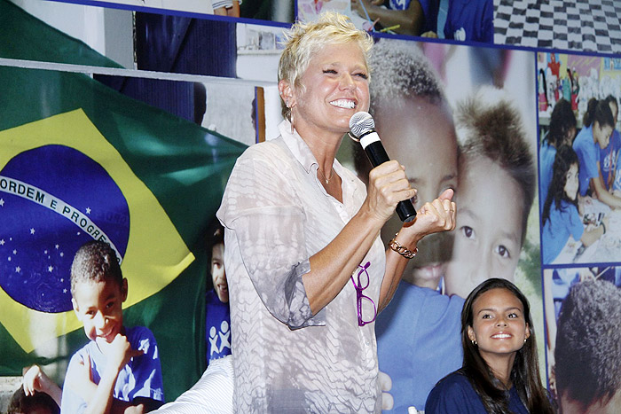 Xuxa participa de inauguração de escola profissionalizante em sua fundação