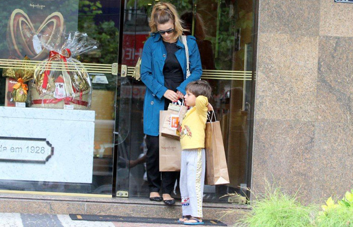 Carolina Dieckmann vai às compras com o filho caçula