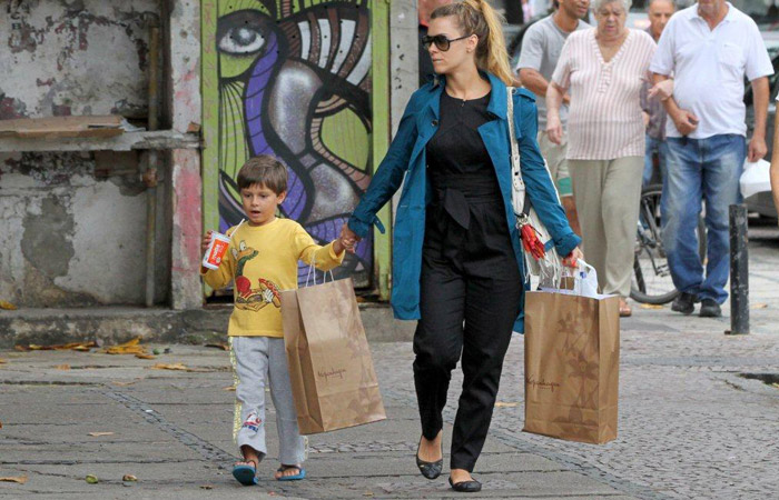 Carolina Dieckmann vai às compras com o filho caçula