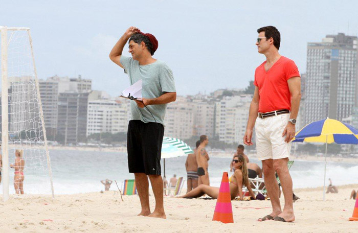 Eduardo Moscovis e Carlos Casagrande gravam na praia do Leme