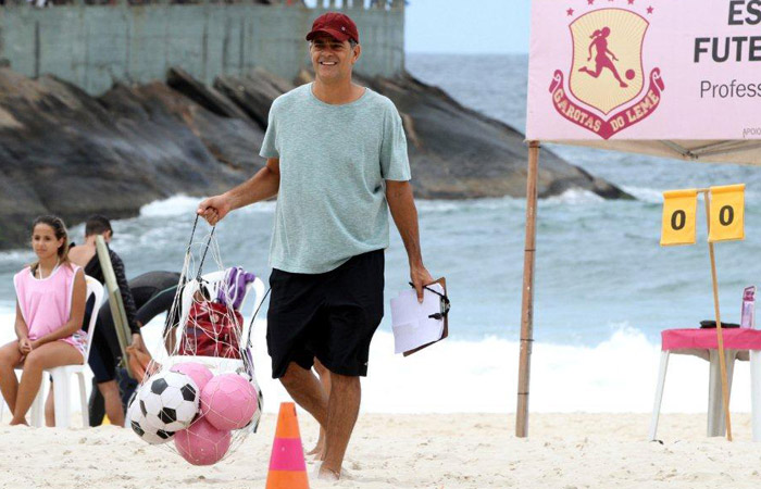 Eduardo Moscovis e Carlos Casagrande gravam na praia do Leme