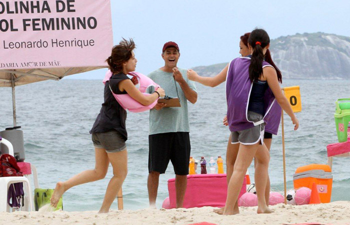 Eduardo Moscovis e Carlos Casagrande gravam na praia do Leme