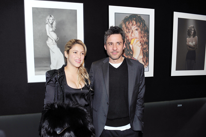 Shakira confere exibição de fotos com decote abusado