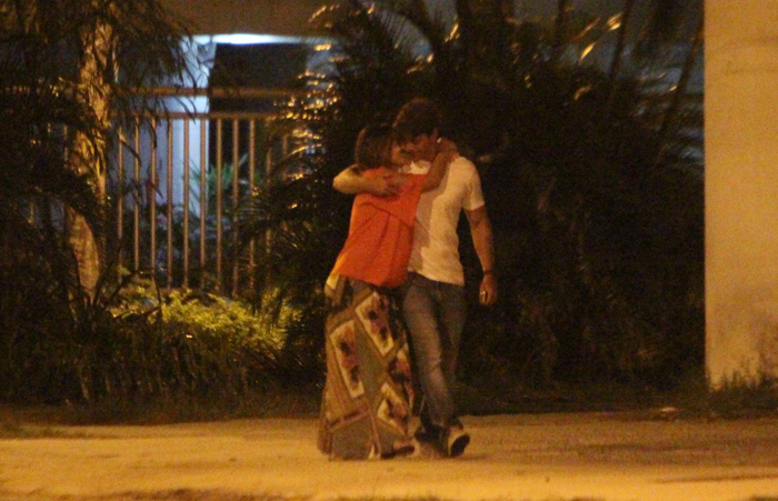 Juliana Paes namora com o marido em passeio pela Barra