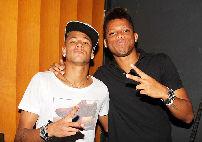 Neymar e o centro-avante do Santos André 