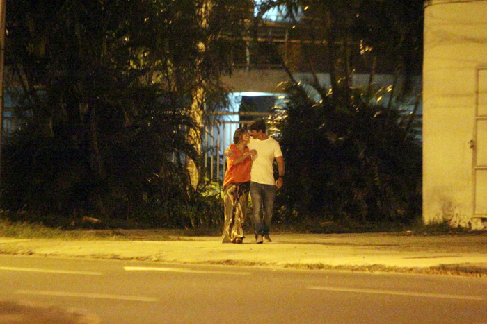 Juliana Paes namora com o marido em passeio pela Barra