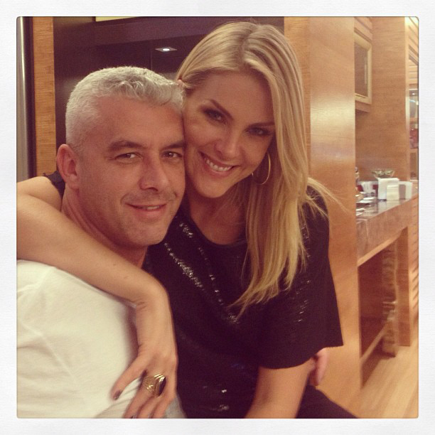 Ana Hickmann passa o aniversário trabalhando