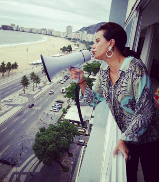 Narcisa se declara ao Rio usando megafone na janela de seu apê