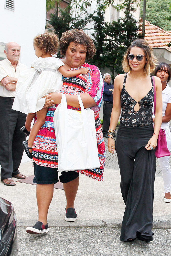 Gominho leva no colo Maria Alice, filha de Ronaldo e Bia Antony (à direita)