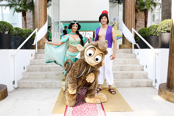Os personagens Abu, Aladdin e Jasmin
