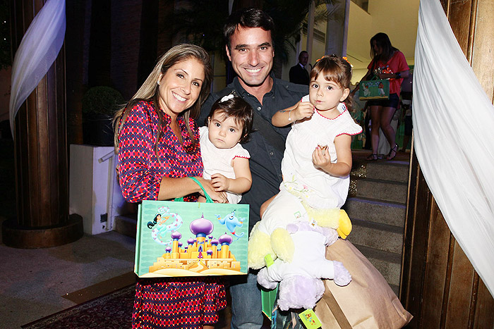 Patrícia Maldonado, Guilherme Arruda e as pequenas Nina e Maitê