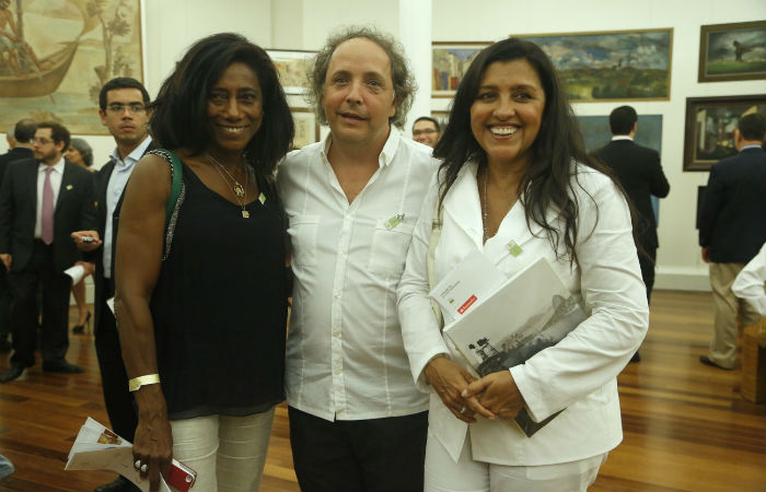 Zeca Camargo, Regina Casé e Glória Maria prestigiam inauguração no Rio