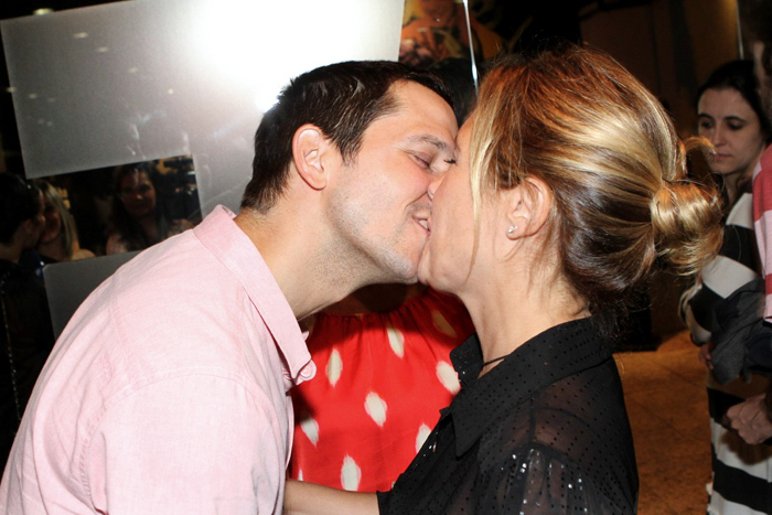 Adriana Esteve beija o marido Vladimir Brichta durante reestreia de peça