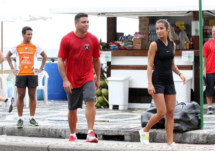 Ronaldo caminha pela orla do Leblon ao lado da namorada