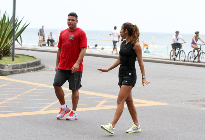 Ronaldo caminha pela orla do Leblon ao lado da namorada