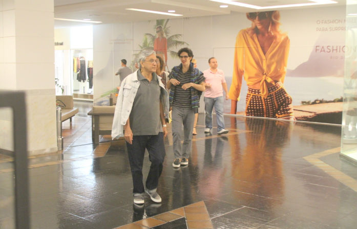 Caetano Veloso passeia com o filho