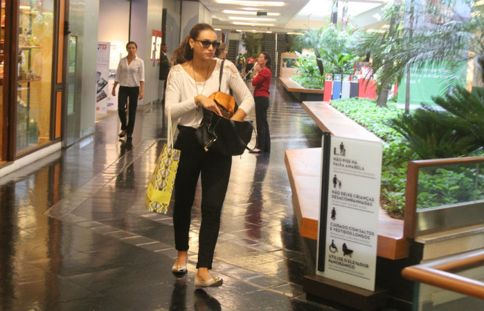 Débora Nascimento passeia sozinha em shopping do Rio