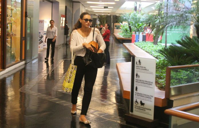 Débora Nascimento passeia sozinha em shopping do Rio