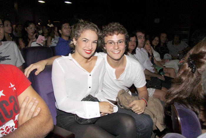 Miguel Roncatto curte teatro com amiga no Rio