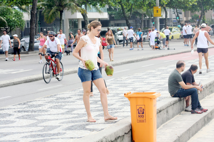 Luana Piovani jogo os cocos que tomou no latão de lixo