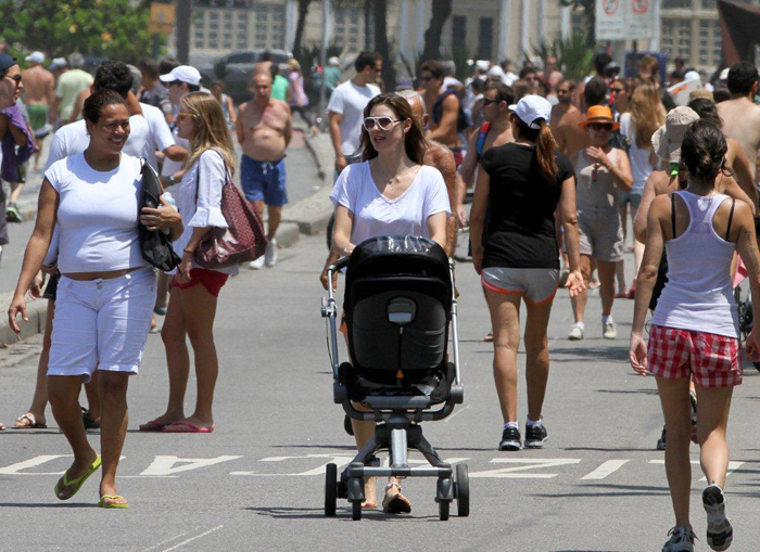 Lavínia Vlasak leva a filha para passear na orla do Leblon