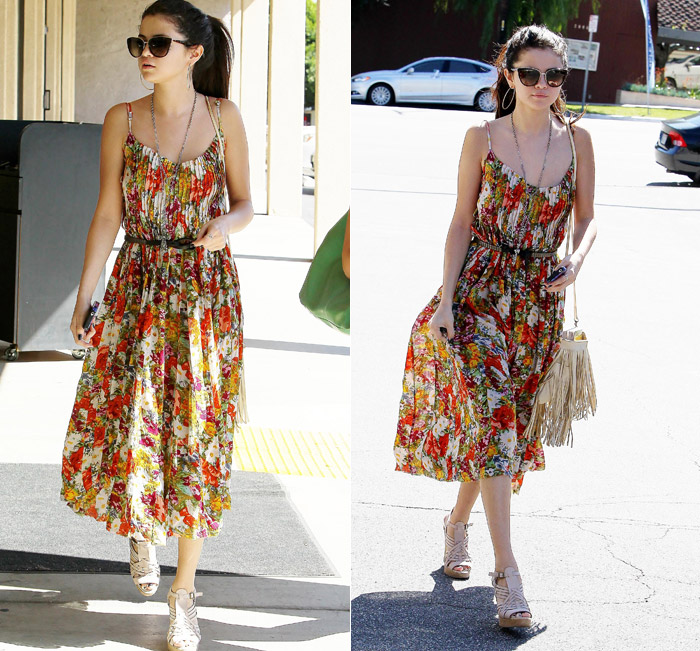 Em clima de Primavera, Selena Gomez vai à manicure com vestido florido